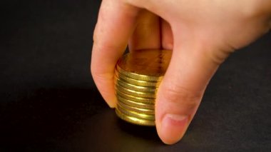 Erkek bitcoins btc bit sikke yığını içinde koyar... Servet. Ekonomi. Cryptocurrency cyberspase içinde. Madencilik. El.