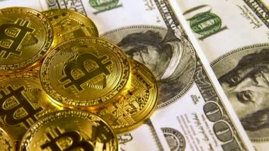 Bitcoins çok btc bit sikke yalan üzerine yüz dolarlık banknot Amerika Birleşik Devletleri. Döndürme. Madencilik. Cryptocurrency. Ekonomi. Siber. Arka plan.