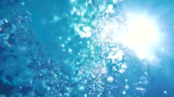 阳光穿过水柱 气泡上升到水面 水下视频拍摄 海底世界 — 图库视频影像