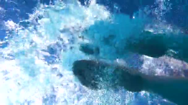 Άνδρας Πέφτει Πόδια Του Στο Νερό Μία Πισίνα Αυτός Πετάει — Αρχείο Βίντεο
