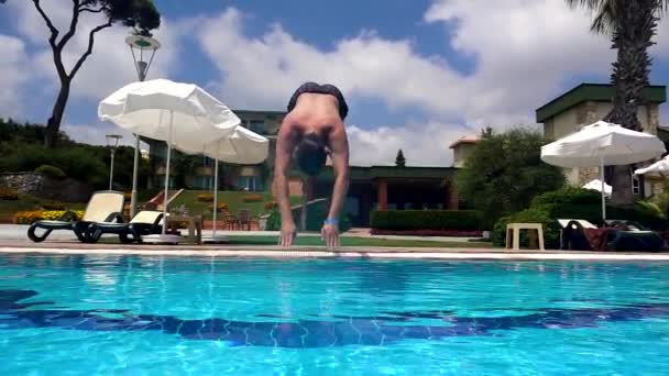 Hombre Está Saltando Piscina Joven Exhibe Bajo Agua Disparos Submarinos — Vídeo de stock