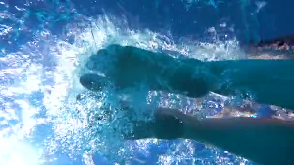 Mujer Deja Caer Sus Pies Agua Piscina Uno Por Uno — Vídeo de stock