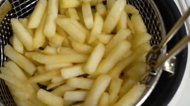 Derin Yağda Kızartılmış Patates Yağ Kaynar Çiğ Patates Par Hazırlanması — Stok video