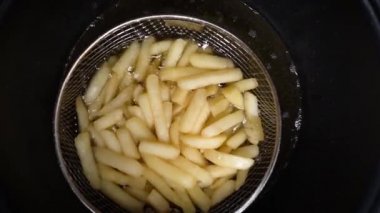 Kızgın yağda kızartılmış patates. Çiğ patateslerin hazırlanması.