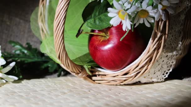 Červený Šťavnatý Jablko Leží Pozadí Košíků Chamomlů — Stock video