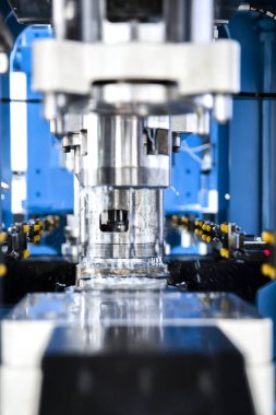 Otomatik tava yapma makinesi. Metal Çalışmaları Sergisi.