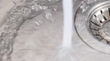 Musluktan lavaboya su akar. Musluğu açıp kapatıyorum. Ağır çekimde.