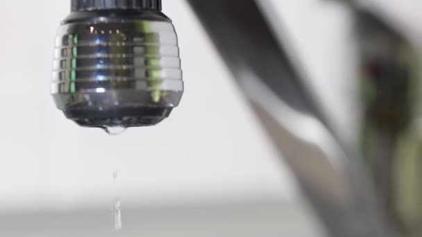 Wasser tropft aus einem Wasserhahn. Ein Kran leckt in Zeitlupe. — Stockvideo