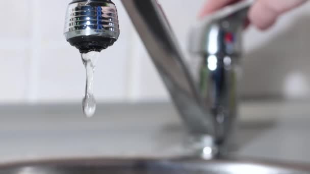 El agua del grifo fluye de un grifo. Un hombre abre y cierra un grifo. Movimiento lento . — Vídeos de Stock