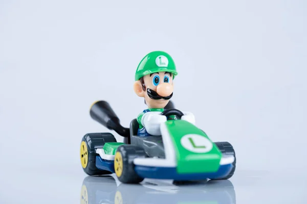 Mario Kart Deluxe 任天堂のスイッチでビデオゲーム 車の中でルイージ — ストック写真