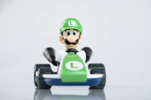 Mario Kart Deluxe 任天堂のスイッチでビデオゲーム 車の中でルイージ — ストック写真