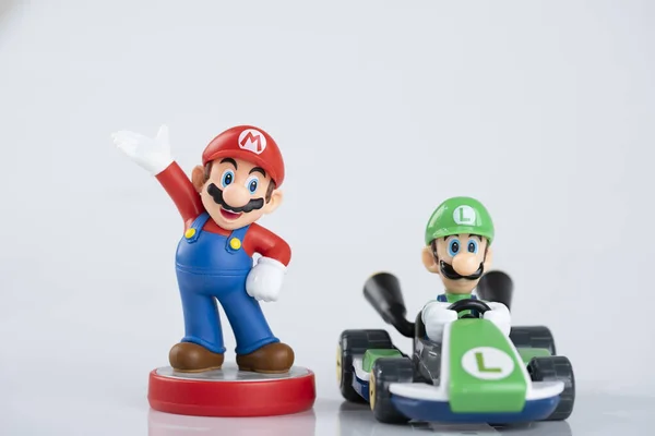 Mario Kart Deluxe 任天堂のスイッチでビデオゲーム マリオ アミイボとルイジの図 — ストック写真