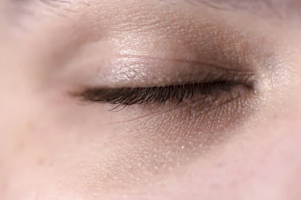 Kapalı insan gözü, yakın plan..