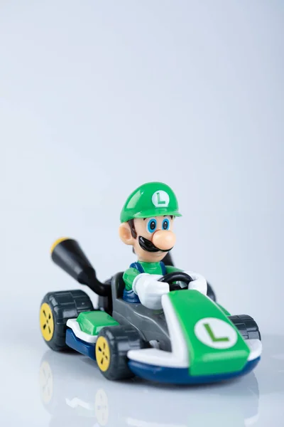 Mario Kart Deluxe 任天堂のスイッチでビデオゲーム 車の中でルイージ ロイヤリティフリーのストック写真