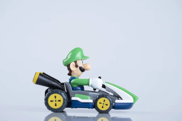 Mario Kart Deluxe 任天堂开关上的电子游戏 路易吉在车上 免版税图库图片