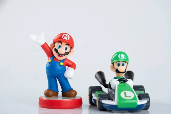 Mario Kart Deluxe Videojuego Switch Nintendo Figuras Mario Amiibo Luigi Fotos de stock