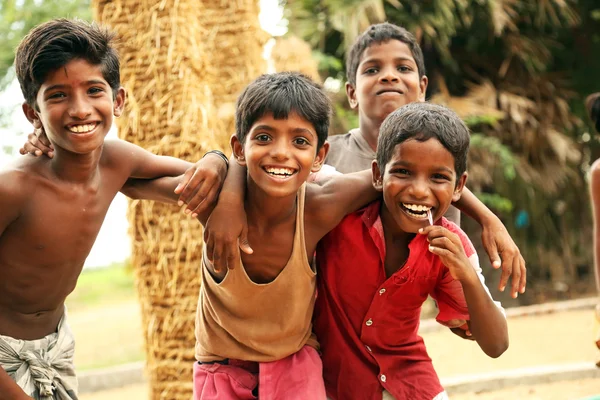Porträt glücklicher Kinder im Freien beim Blick in die Kamera — Stockfoto