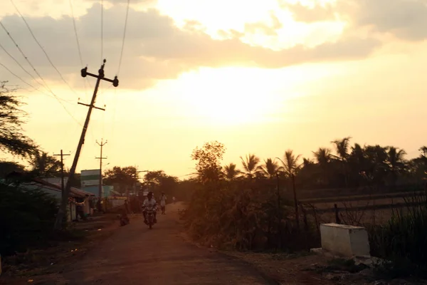 Nannilam, indien - 09. Mai 2016: abends Sonnenuntergang — Stockfoto