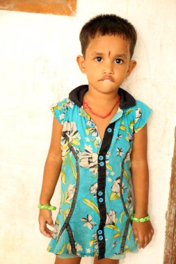 Nannilam, Hindistan - 09 Mayıs 2016: güzel küçük kız kameraya beyaz arka plan üzerinde seyir