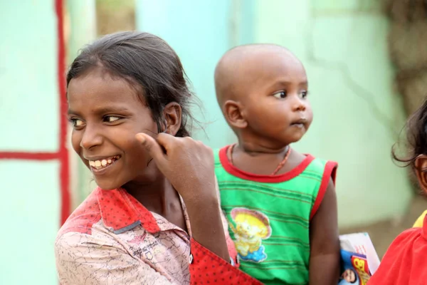 Nannilam, indien - 11 mai 2016: unbekannte kinder in einem ländlichen dorf in indien — Stockfoto