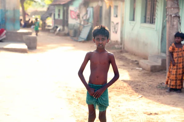 Nannilam, India - 11 mei 2016: portret van gelukkige jonge geitjes buiten camera kijken — Stockfoto