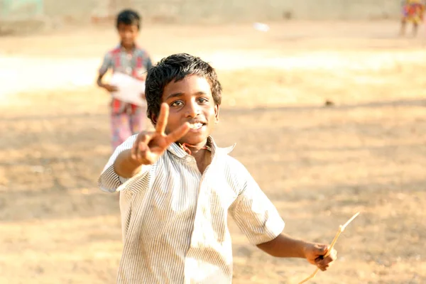 Nannilam, indien - 11. Mai 2016: Nahaufnahme Porträt eines Jungen, der auf die Kamera zuläuft — Stockfoto