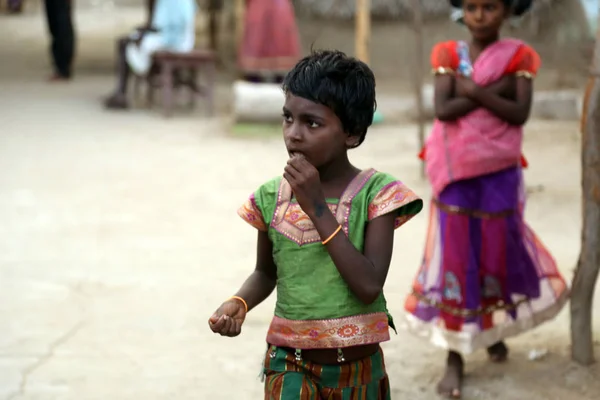 Nannilam, indien - 11. Mai 2016: nicht identifiziertes glückliches indisches Landschulmädchen in ihrem Dorf, — Stockfoto