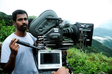 Kodaikanal, Hindistan - 30 Haziran 2015: kamera seyir rastgele noktalar kamera adam Hintli sinema 