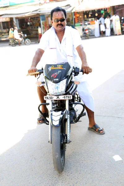 Bonito homem com sua motocicleta — Fotografia de Stock