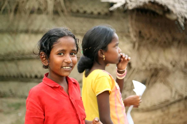 Unbekannte Kinder in einem ländlichen Dorf in Indien. — Stockfoto