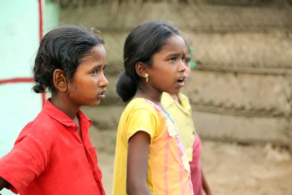 Unbekannte Kinder in einem ländlichen Dorf in Indien. — Stockfoto