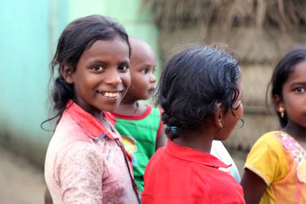 Unbekannte Kinder in einem ländlichen Dorf in Indien. — Stockfoto