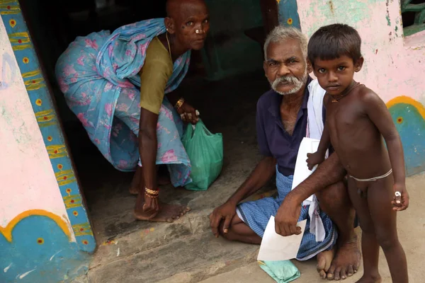 오래 된 마에서 그들의 가정 밖에 서 인도 가족, — 스톡 사진