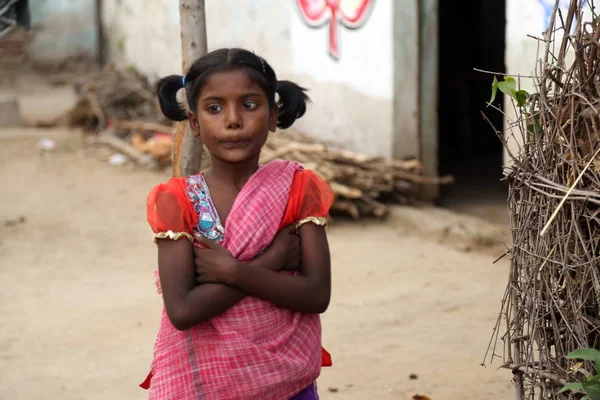 Onbekende gelukkig Indiase platteland school meisje op hun dorp India. — Stockfoto