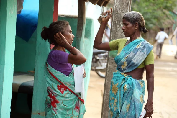 To indiske kvinder på gaderne i Nannilam, Tamilnadu, Indien . - Stock-foto