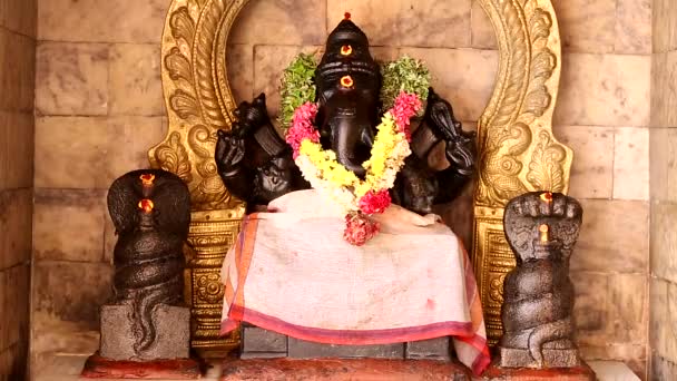 Socha Lord Ganesha hinduistické bohyně chrám, — Stock video