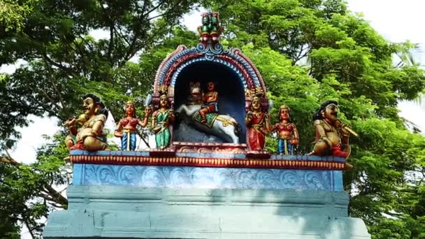 Exteriör en staty av den hinduiska gudinnan, traditionella hinduiska templet, Indien — Stockvideo