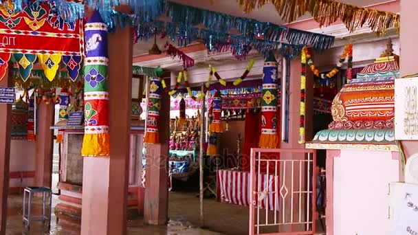 Внутренний традиционный индуистский храм . — стоковое видео