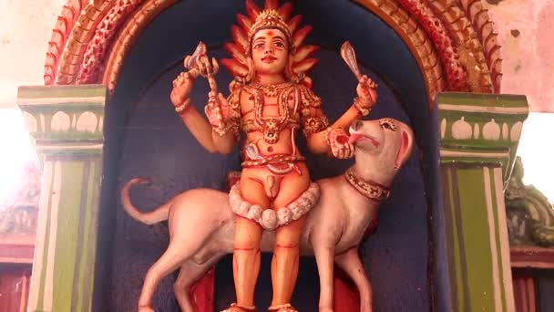 En staty av hinduiska gudinnan, traditionella hinduiska templet på Indien — Stockvideo