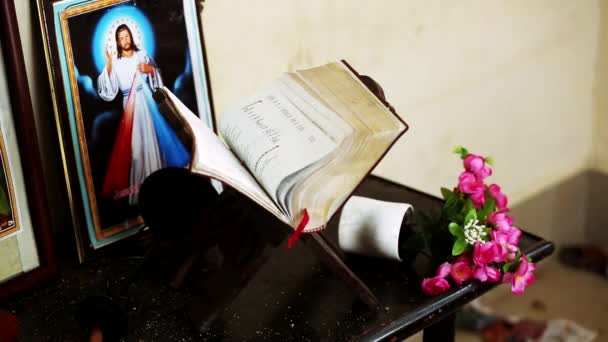 Библия на столе, фото Иисуса — стоковое видео