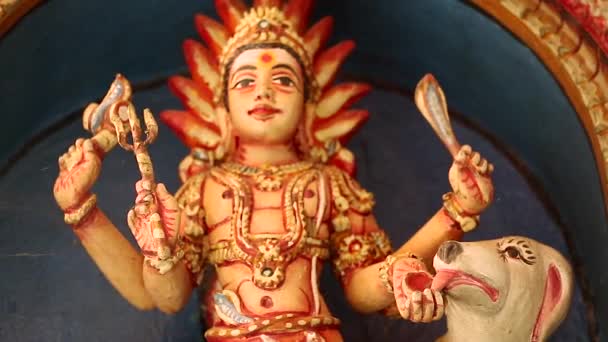 Una estatua de diosa hindú, templo hindú tradicional en la India  . — Vídeo de stock