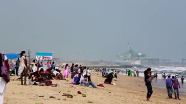 Chennai, Hindistan - 14 Haziran 2015: turist sahilde, zevk Marina Beach, Chennai, Tamil Nadu, Hindistan