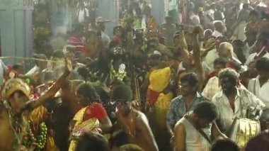  Kulasekharapatnam, Hindistan - 20 Ekim 2014: Sri Mutharamman Tapınağı Thoothukudi District, Tamilnadu, Hindistan Hindu festivali kalabalıkta dans hayranları 