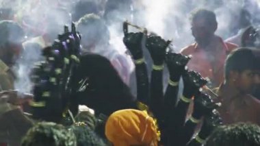  Kulasekharapatnam, Hindistan - 20 Ekim 2014: Sri Mutharamman Tapınağı Thoothukudi District, Tamilnadu, Hindistan Hindu festivali kalabalıkta dans hayranları 