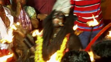  Kulasekharapatnam, Hindistan - 20 Ekim 2014: Sri Mutharamman Tapınağı Thoothukudi District, Tamilnadu, Hindistan Hindu festivali kalabalıkta dans hayranları 