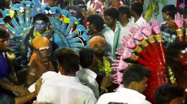  Kulasekharapatnam, Hindistan - 20 Ekim 2014: Sri Mutharamman Tapınağı Thoothukudi District, Tamilnadu, Hindistan Hindu festivali kalabalıkta dans hayranları 