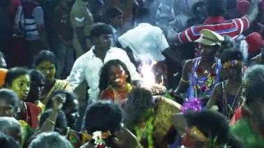  Kulasekharapatnam, Hindistan - 20 Ekim 2014: Sri Mutharamman Tapınağı Thoothukudi District, Tamilnadu, Hindistan Hindu festivali kalabalıkta dans hayranları 
