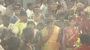  Kulasekharapatnam, Hindistan - 20 Ekim 2014: Sri Mutharamman Tapınağı Thoothukudi District, Tamilnadu, Hindistan Hindu festivali kalabalıkta dans hayranları 