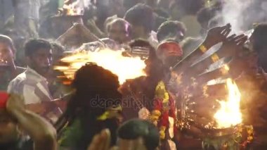  Kulasekharapatnam, Hindistan - 20 Ekim 2014: Sri Mutharamman Tapınağı Thoothukudi District, Tamilnadu, Hindistan Hindu festivali kalabalıkta dans hayranları 