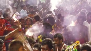  Kulasekharapatnam, Hindistan - 20 Ekim 2014: Sri Mutharamman Tapınağı Thoothukudi District, Tamilnadu, Hindistan Hindu festivali kalabalıkta dans hayranları 